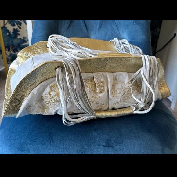 NWT Flora Bella White with Gold Floral Embroidered Oblong Leather Purse - Picture 9 of 12